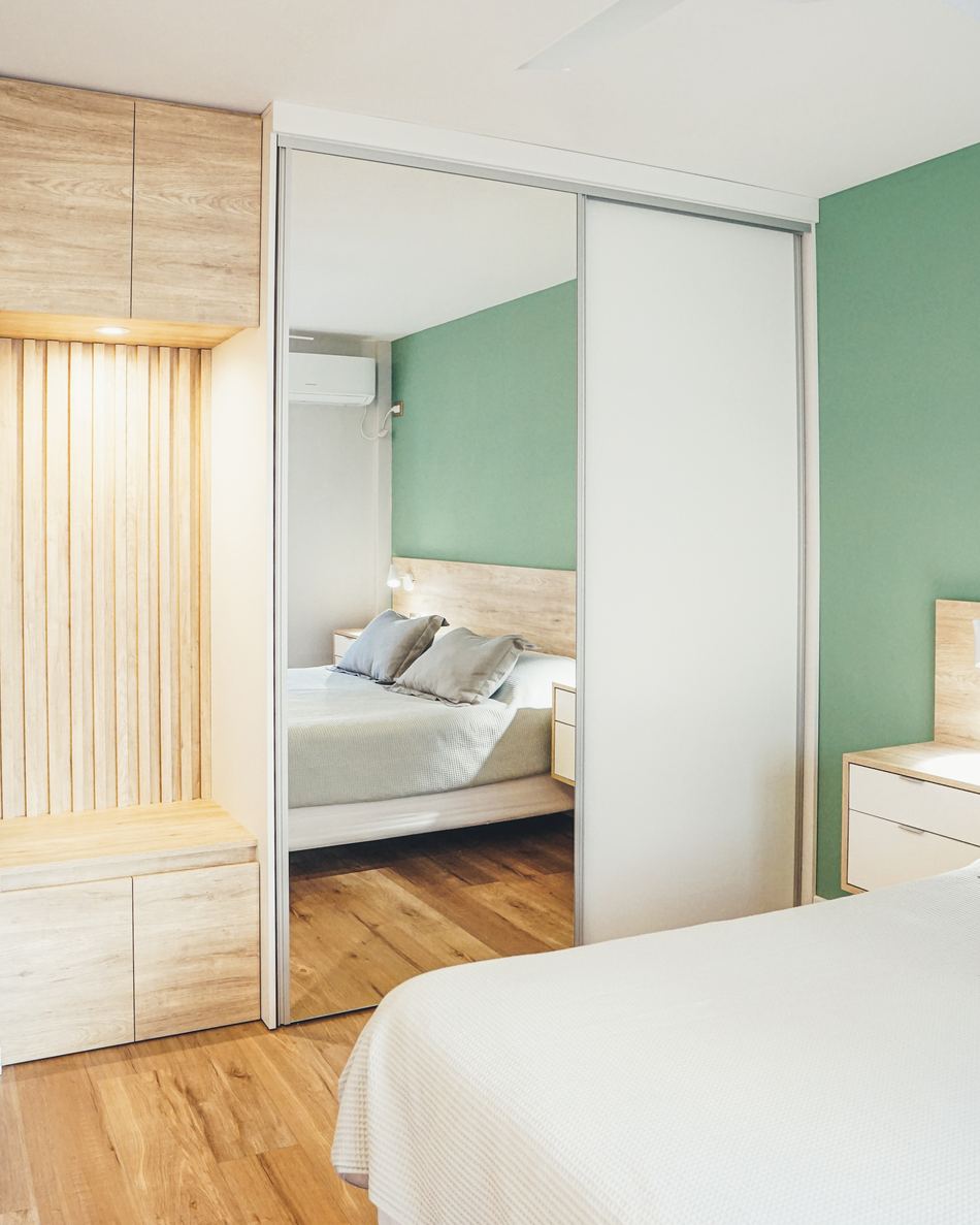 Dormitorio con placard de puertas espejadas