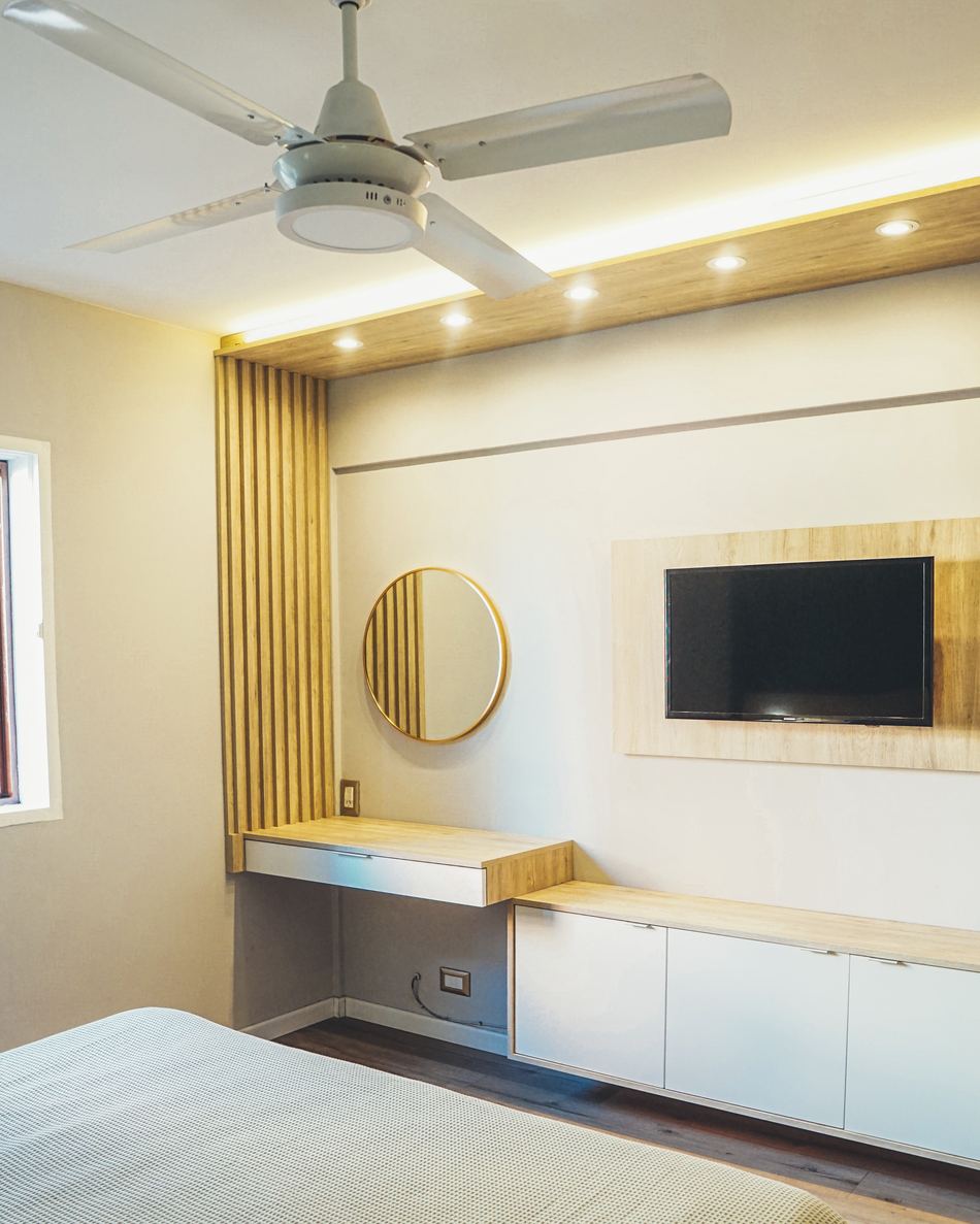 Mueble de dormitorio a medida con listones de madera e iluminación